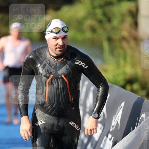 25.08.2024 - Elbe Triathlon Hamburg H.Heesch http://msf.ph/oto/6856098 25.08.2024 09:04:18 Schwimmen 255, 302, 314 meine-sportfotos.de