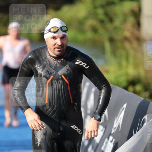 25.08.2024 - Elbe Triathlon Hamburg H.Heesch http://msf.ph/oto/6856107 25.08.2024 09:04:18 Schwimmen 255, 302, 314 meine-sportfotos.de