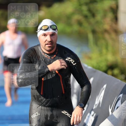25.08.2024 - Elbe Triathlon Hamburg H.Heesch http://msf.ph/oto/6856130 25.08.2024 09:04:18 Schwimmen 255, 302, 314 meine-sportfotos.de