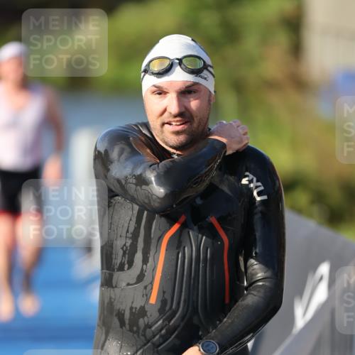25.08.2024 - Elbe Triathlon Hamburg H.Heesch http://msf.ph/oto/6856208 25.08.2024 09:04:18 Schwimmen 255, 302, 314 meine-sportfotos.de