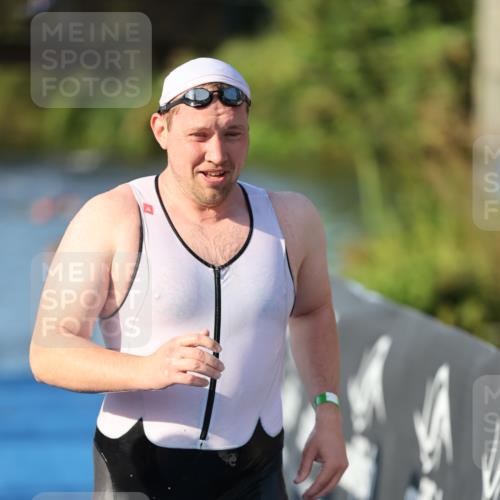 25.08.2024 - Elbe Triathlon Hamburg H.Heesch http://msf.ph/oto/6856297 25.08.2024 09:04:22 Schwimmen 255, 302, 314 meine-sportfotos.de