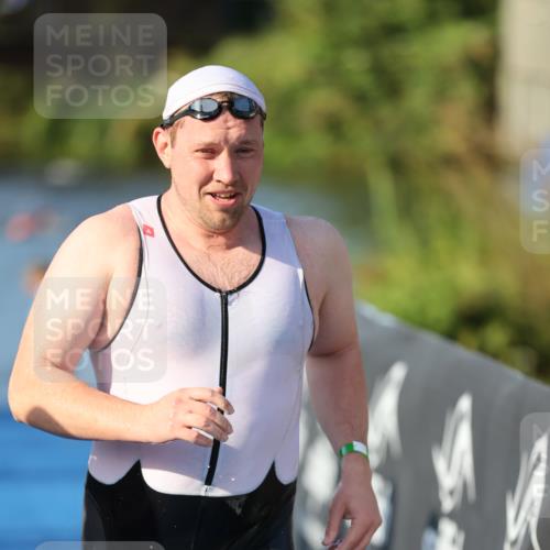 25.08.2024 - Elbe Triathlon Hamburg H.Heesch http://msf.ph/oto/6856304 25.08.2024 09:04:22 Schwimmen 255, 302, 314 meine-sportfotos.de