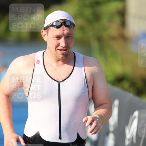 25.08.2024 - Elbe Triathlon Hamburg H.Heesch http://msf.ph/oto/6856336 25.08.2024 09:04:22 Schwimmen 255, 302, 314 meine-sportfotos.de