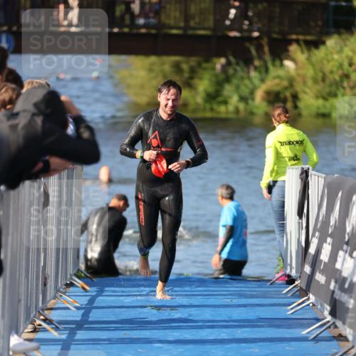 25.08.2024 - Elbe Triathlon Hamburg H.Heesch http://msf.ph/oto/6856586 25.08.2024 09:05:01 Schwimmen 223, 231, 265 meine-sportfotos.de