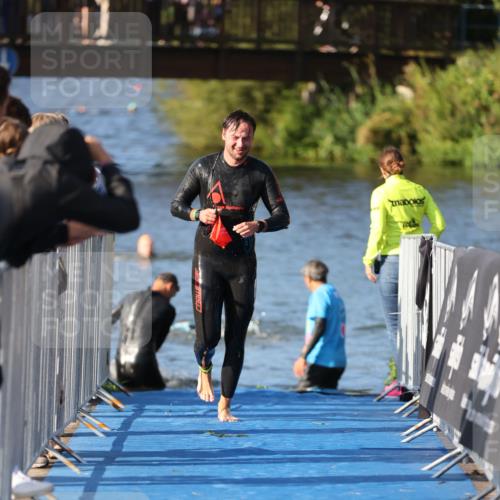 25.08.2024 - Elbe Triathlon Hamburg H.Heesch http://msf.ph/oto/6856593 25.08.2024 09:05:01 Schwimmen 223, 231, 265 meine-sportfotos.de