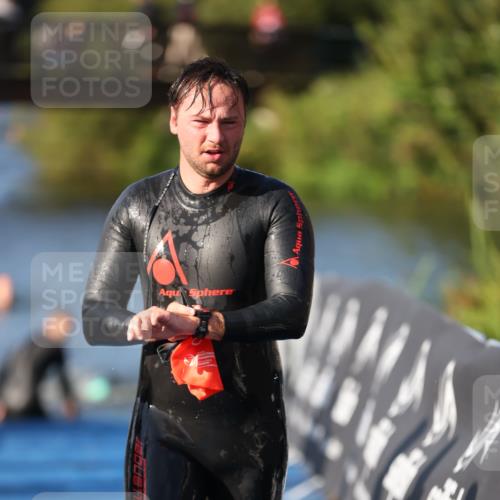 25.08.2024 - Elbe Triathlon Hamburg H.Heesch http://msf.ph/oto/6856669 25.08.2024 09:05:06 Schwimmen 223, 231, 264, 265 meine-sportfotos.de