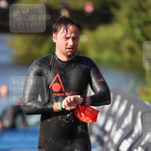 25.08.2024 - Elbe Triathlon Hamburg H.Heesch http://msf.ph/oto/6856692 25.08.2024 09:05:06 Schwimmen 223, 231, 264, 265 meine-sportfotos.de