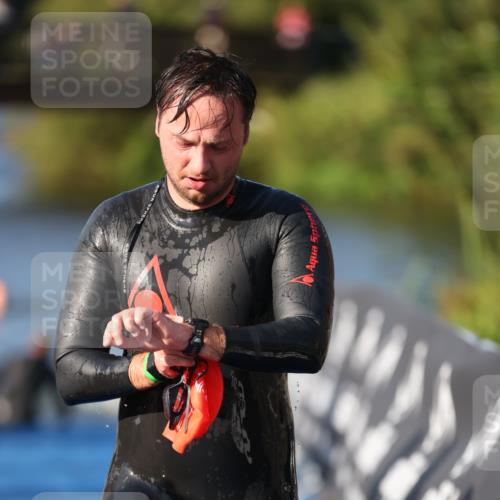 25.08.2024 - Elbe Triathlon Hamburg H.Heesch http://msf.ph/oto/6856711 25.08.2024 09:05:06 Schwimmen 223, 231, 264, 265 meine-sportfotos.de