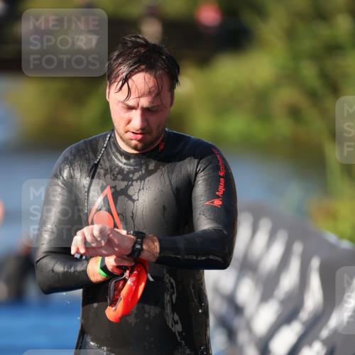 25.08.2024 - Elbe Triathlon Hamburg H.Heesch http://msf.ph/oto/6856716 25.08.2024 09:05:06 Schwimmen 223, 231, 264, 265 meine-sportfotos.de