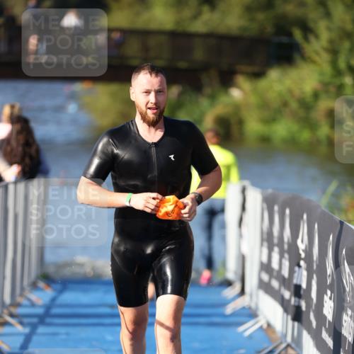 25.08.2024 - Elbe Triathlon Hamburg H.Heesch http://msf.ph/oto/6856906 25.08.2024 09:05:32 Schwimmen 256, 264, 289 meine-sportfotos.de