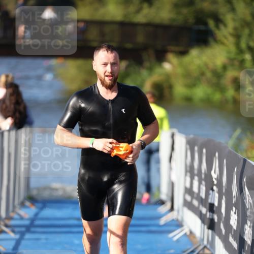 25.08.2024 - Elbe Triathlon Hamburg H.Heesch http://msf.ph/oto/6856910 25.08.2024 09:05:32 Schwimmen 256, 264, 289 meine-sportfotos.de