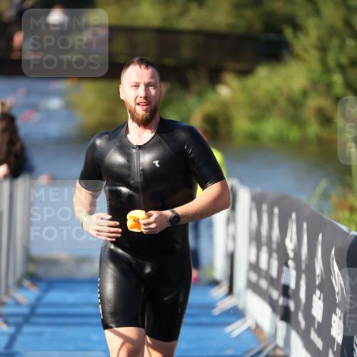 25.08.2024 - Elbe Triathlon Hamburg H.Heesch http://msf.ph/oto/6856929 25.08.2024 09:05:33 Schwimmen 256, 264, 289 meine-sportfotos.de