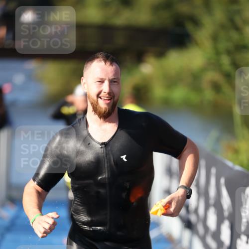 25.08.2024 - Elbe Triathlon Hamburg H.Heesch http://msf.ph/oto/6856949 25.08.2024 09:05:34 Schwimmen 256, 264, 289 meine-sportfotos.de