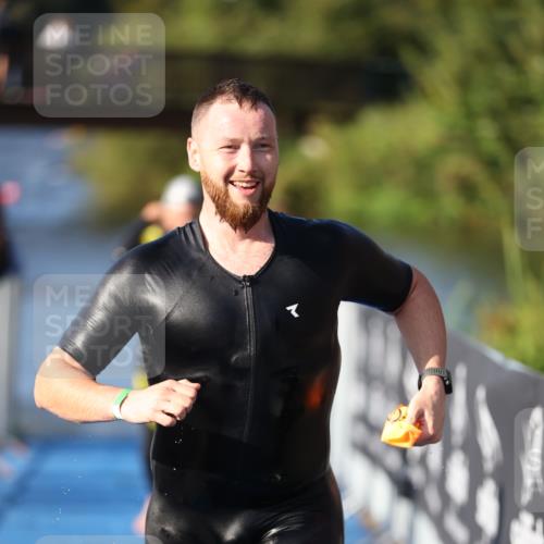 25.08.2024 - Elbe Triathlon Hamburg H.Heesch http://msf.ph/oto/6856961 25.08.2024 09:05:34 Schwimmen 256, 264, 289 meine-sportfotos.de