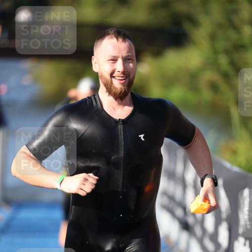 25.08.2024 - Elbe Triathlon Hamburg H.Heesch http://msf.ph/oto/6856970 25.08.2024 09:05:34 Schwimmen 256, 264, 289 meine-sportfotos.de