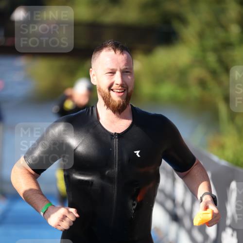 25.08.2024 - Elbe Triathlon Hamburg H.Heesch http://msf.ph/oto/6856978 25.08.2024 09:05:34 Schwimmen 256, 264, 289 meine-sportfotos.de