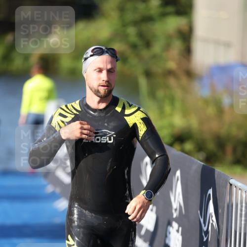 25.08.2024 - Elbe Triathlon Hamburg H.Heesch http://msf.ph/oto/6857013 25.08.2024 09:05:37 Schwimmen 256, 264, 289 meine-sportfotos.de
