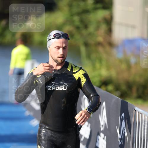 25.08.2024 - Elbe Triathlon Hamburg H.Heesch http://msf.ph/oto/6857018 25.08.2024 09:05:37 Schwimmen 256, 264, 289 meine-sportfotos.de
