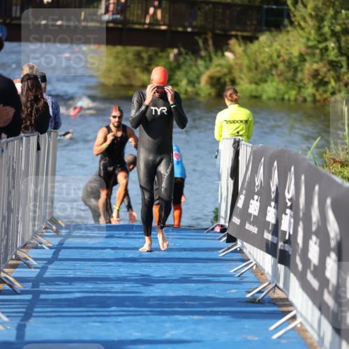 25.08.2024 - Elbe Triathlon Hamburg H.Heesch http://msf.ph/oto/6857091 25.08.2024 09:06:04 Schwimmen 312, 323 meine-sportfotos.de