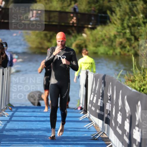 25.08.2024 - Elbe Triathlon Hamburg H.Heesch http://msf.ph/oto/6857128 25.08.2024 09:06:05 Schwimmen 312, 323 meine-sportfotos.de