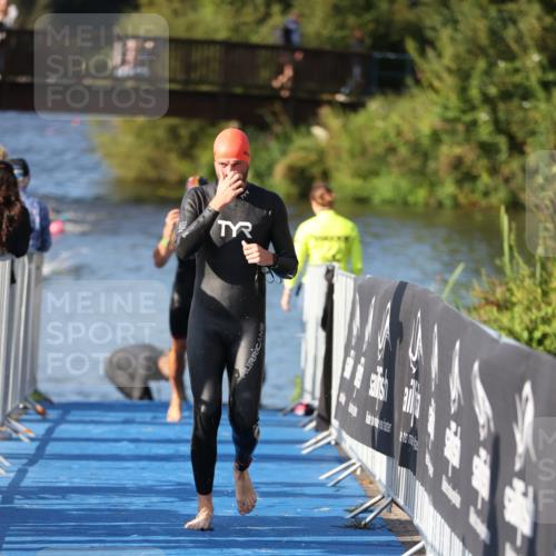 25.08.2024 - Elbe Triathlon Hamburg H.Heesch http://msf.ph/oto/6857142 25.08.2024 09:06:06 Schwimmen 312, 323 meine-sportfotos.de
