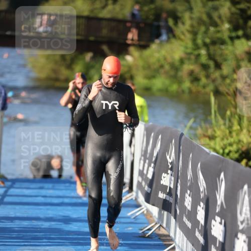 25.08.2024 - Elbe Triathlon Hamburg H.Heesch http://msf.ph/oto/6857178 25.08.2024 09:06:06 Schwimmen 312, 323 meine-sportfotos.de