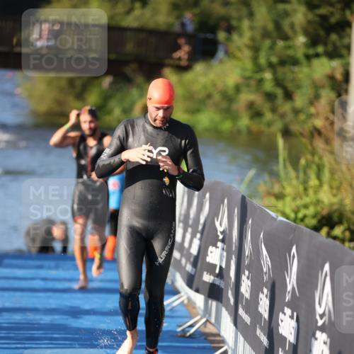 25.08.2024 - Elbe Triathlon Hamburg H.Heesch http://msf.ph/oto/6857197 25.08.2024 09:06:07 Schwimmen 312, 323 meine-sportfotos.de