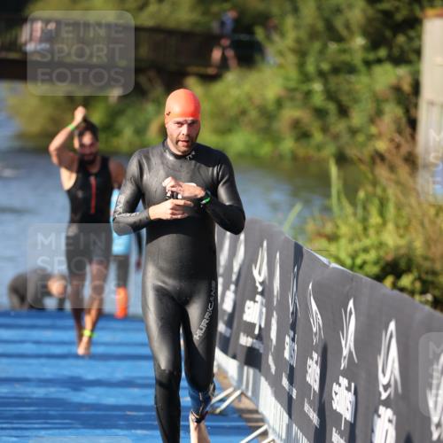 25.08.2024 - Elbe Triathlon Hamburg H.Heesch http://msf.ph/oto/6857212 25.08.2024 09:06:07 Schwimmen 312, 323 meine-sportfotos.de