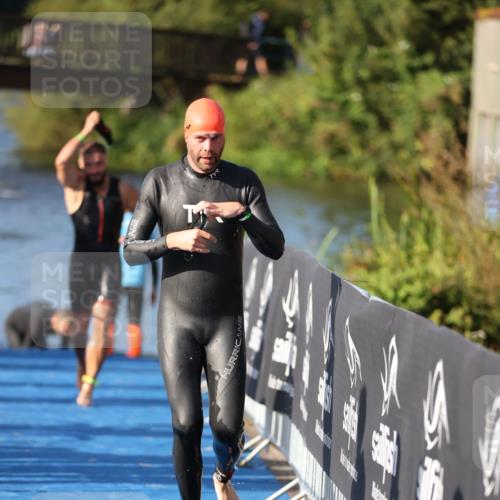 25.08.2024 - Elbe Triathlon Hamburg H.Heesch http://msf.ph/oto/6857219 25.08.2024 09:06:07 Schwimmen 312, 323 meine-sportfotos.de