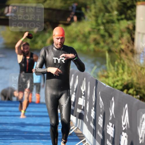 25.08.2024 - Elbe Triathlon Hamburg H.Heesch http://msf.ph/oto/6857223 25.08.2024 09:06:07 Schwimmen 312, 323 meine-sportfotos.de