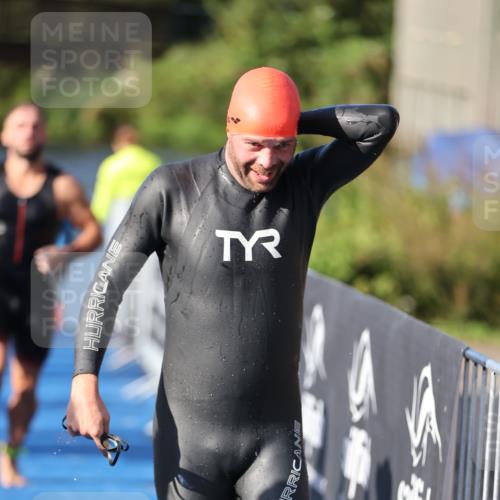 25.08.2024 - Elbe Triathlon Hamburg H.Heesch http://msf.ph/oto/6857269 25.08.2024 09:06:09 Schwimmen 312, 323 meine-sportfotos.de