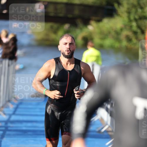 25.08.2024 - Elbe Triathlon Hamburg H.Heesch http://msf.ph/oto/6857297 25.08.2024 09:06:10 Schwimmen 312, 323 meine-sportfotos.de
