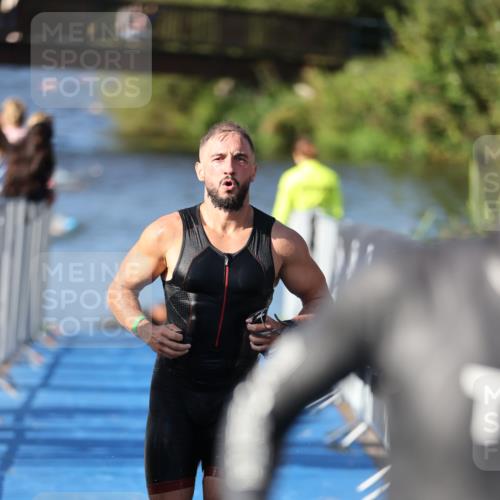 25.08.2024 - Elbe Triathlon Hamburg H.Heesch http://msf.ph/oto/6857305 25.08.2024 09:06:10 Schwimmen 312, 323 meine-sportfotos.de