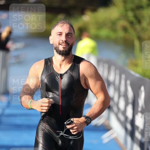 25.08.2024 - Elbe Triathlon Hamburg H.Heesch http://msf.ph/oto/6857310 25.08.2024 09:06:11 Schwimmen 312, 323 meine-sportfotos.de