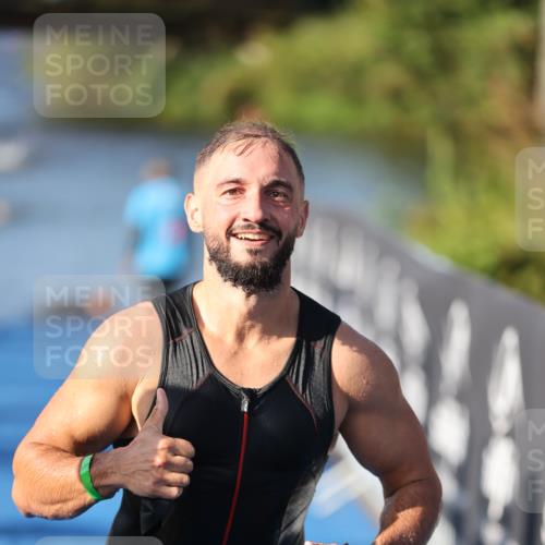 25.08.2024 - Elbe Triathlon Hamburg H.Heesch http://msf.ph/oto/6857364 25.08.2024 09:06:12 Schwimmen 312, 323 meine-sportfotos.de