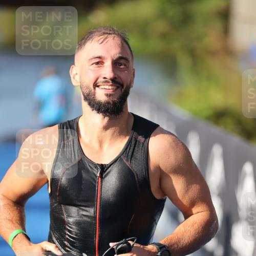 25.08.2024 - Elbe Triathlon Hamburg H.Heesch http://msf.ph/oto/6857382 25.08.2024 09:06:12 Schwimmen 312, 323 meine-sportfotos.de