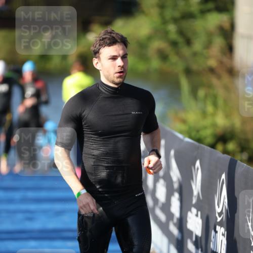 25.08.2024 - Elbe Triathlon Hamburg H.Heesch http://msf.ph/oto/6857401 25.08.2024 09:06:37 Schwimmen 254, 277, 403, 442, 1850 meine-sportfotos.de