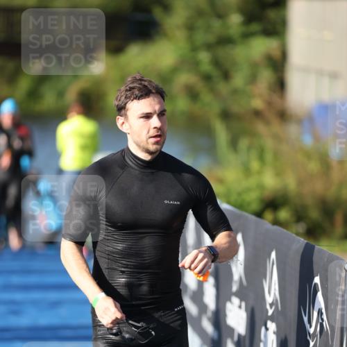 25.08.2024 - Elbe Triathlon Hamburg H.Heesch http://msf.ph/oto/6857417 25.08.2024 09:06:37 Schwimmen 254, 277, 403, 442, 1850 meine-sportfotos.de