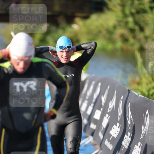25.08.2024 - Elbe Triathlon Hamburg H.Heesch http://msf.ph/oto/6857518 25.08.2024 09:06:42 Schwimmen 228, 254, 277, 403, 442, 1850 meine-sportfotos.de