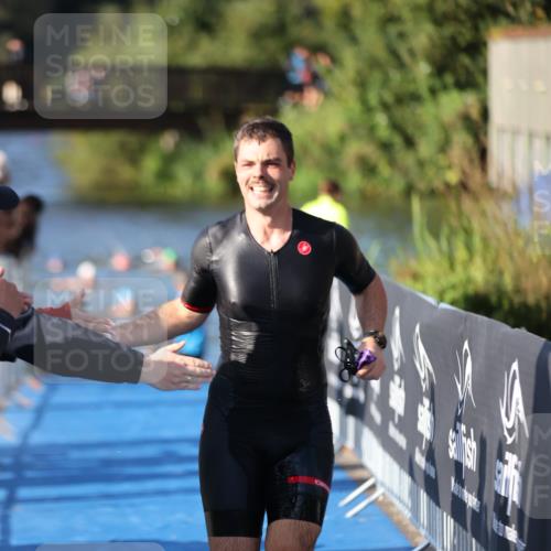 25.08.2024 - Elbe Triathlon Hamburg H.Heesch http://msf.ph/oto/6857990 25.08.2024 09:07:36 Schwimmen 224, 234, 280, 321, 326, 1851 meine-sportfotos.de