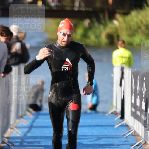 25.08.2024 - Elbe Triathlon Hamburg H.Heesch http://msf.ph/oto/6858452 25.08.2024 09:08:32 Schwimmen 300, 319, 391 meine-sportfotos.de