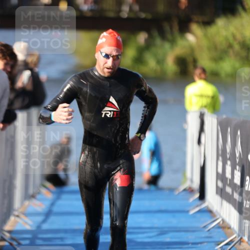 25.08.2024 - Elbe Triathlon Hamburg H.Heesch http://msf.ph/oto/6858456 25.08.2024 09:08:32 Schwimmen 300, 319, 391 meine-sportfotos.de