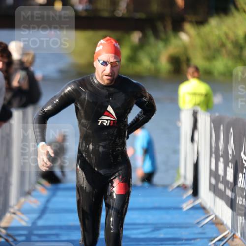 25.08.2024 - Elbe Triathlon Hamburg H.Heesch http://msf.ph/oto/6858464 25.08.2024 09:08:32 Schwimmen 300, 319, 391 meine-sportfotos.de