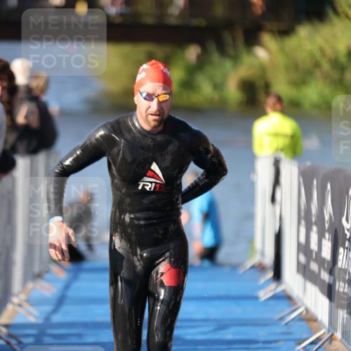 25.08.2024 - Elbe Triathlon Hamburg H.Heesch http://msf.ph/oto/6858467 25.08.2024 09:08:32 Schwimmen 300, 319, 391 meine-sportfotos.de
