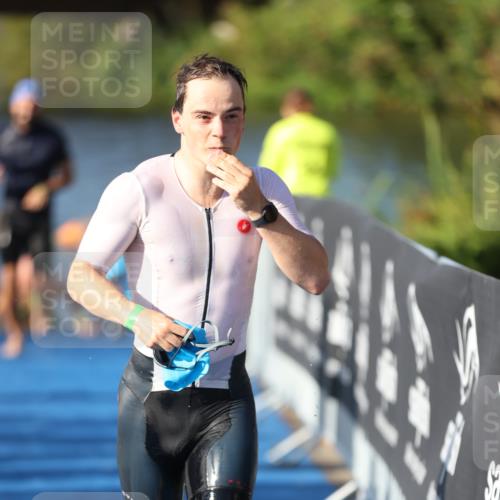 25.08.2024 - Elbe Triathlon Hamburg H.Heesch http://msf.ph/oto/6858562 25.08.2024 09:09:24 Schwimmen 199, 200, 213, 267, 327 meine-sportfotos.de