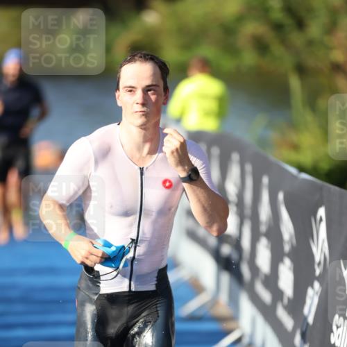 25.08.2024 - Elbe Triathlon Hamburg H.Heesch http://msf.ph/oto/6858571 25.08.2024 09:09:24 Schwimmen 199, 200, 213, 267, 327 meine-sportfotos.de