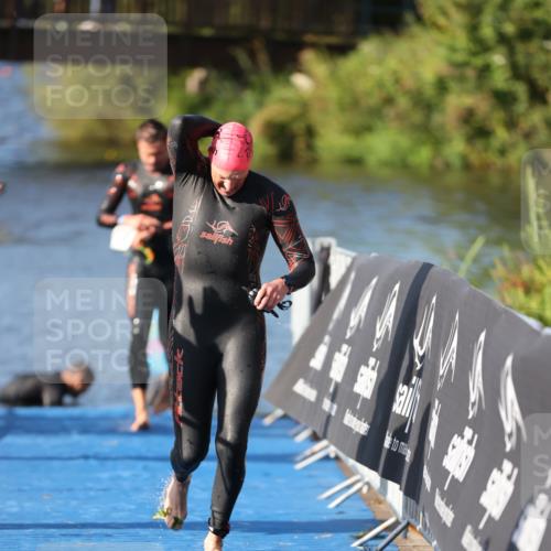 25.08.2024 - Elbe Triathlon Hamburg H.Heesch http://msf.ph/oto/6859026 25.08.2024 09:10:43 Schwimmen 345, 433 meine-sportfotos.de