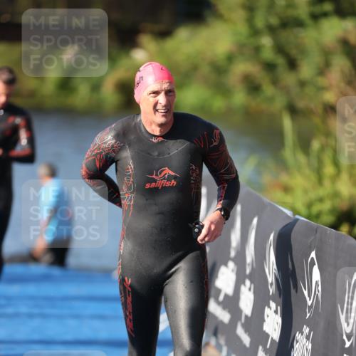 25.08.2024 - Elbe Triathlon Hamburg H.Heesch http://msf.ph/oto/6859037 25.08.2024 09:10:44 Schwimmen 345, 433 meine-sportfotos.de