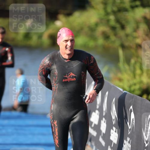 25.08.2024 - Elbe Triathlon Hamburg H.Heesch http://msf.ph/oto/6859040 25.08.2024 09:10:45 Schwimmen 345, 433 meine-sportfotos.de