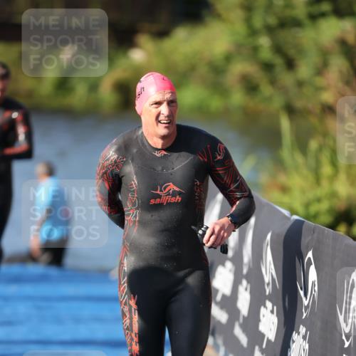 25.08.2024 - Elbe Triathlon Hamburg H.Heesch http://msf.ph/oto/6859045 25.08.2024 09:10:45 Schwimmen 345, 433 meine-sportfotos.de